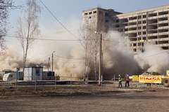 Huk, dym i pył. Tak wyburzają budynek niedoszłego szpitala!