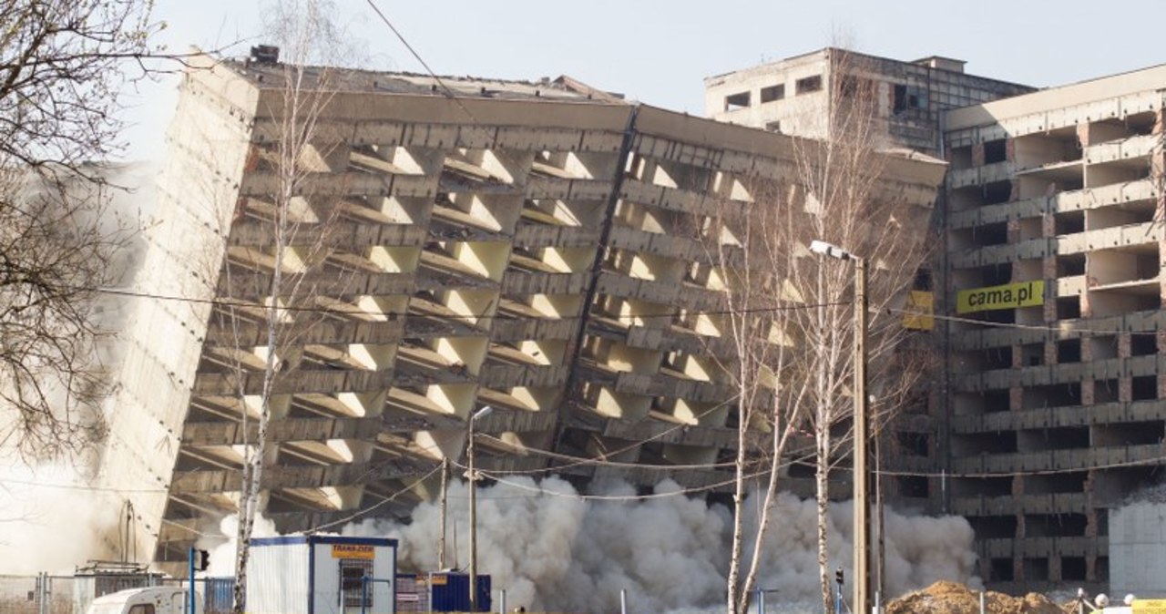 Huk, dym i pył. Tak wyburzają budynek niedoszłego szpitala!