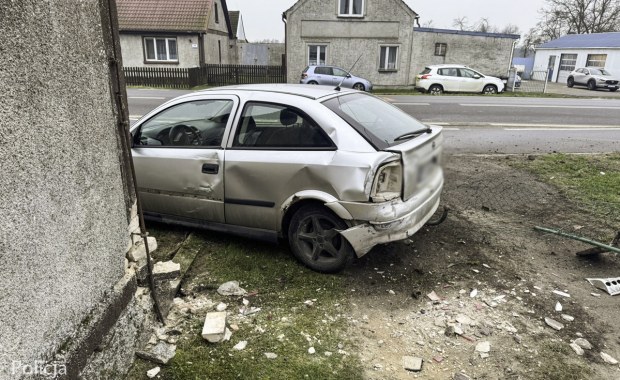 Huk o poranku w Deszcznie. Opel z metalowymi rurami uderzył w dom