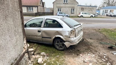 Huk o poranku w Deszcznie. Opel z metalowymi rurami uderzył w dom