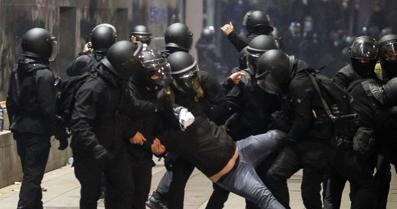 Huk petard i armatki wodne. Szósty dzień protestów w Tbilisi