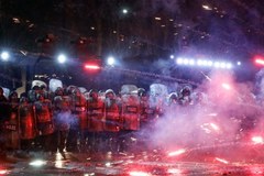 Huk petard i armatki wodne. Szósty dzień protestów w Tbilisi