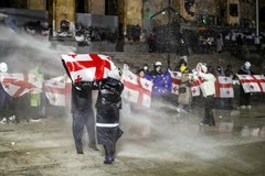 Huk petard i armatki wodne. Szósty dzień protestów w Tbilisi