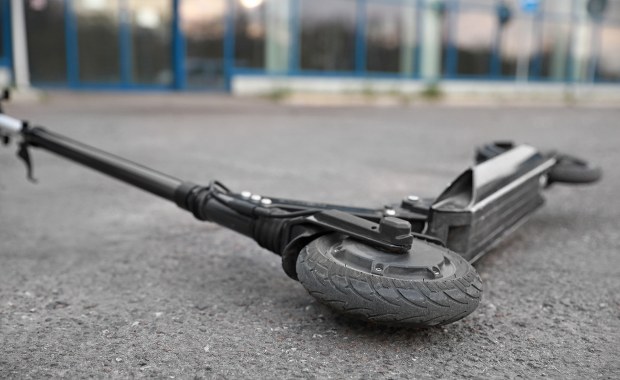 Hulajnoga elektryczna, ciężarówka, lokalna droga. 11-latek nie żyje