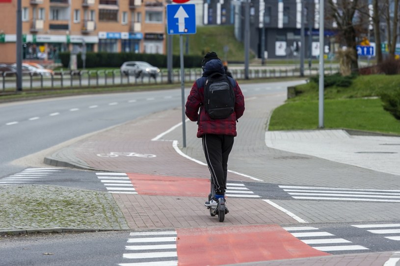 Hulajnoga elektryczna możemy przejechać przez ulicę na przykład ścieżką rowerową /Stanisław Bielski/Reporter /East News