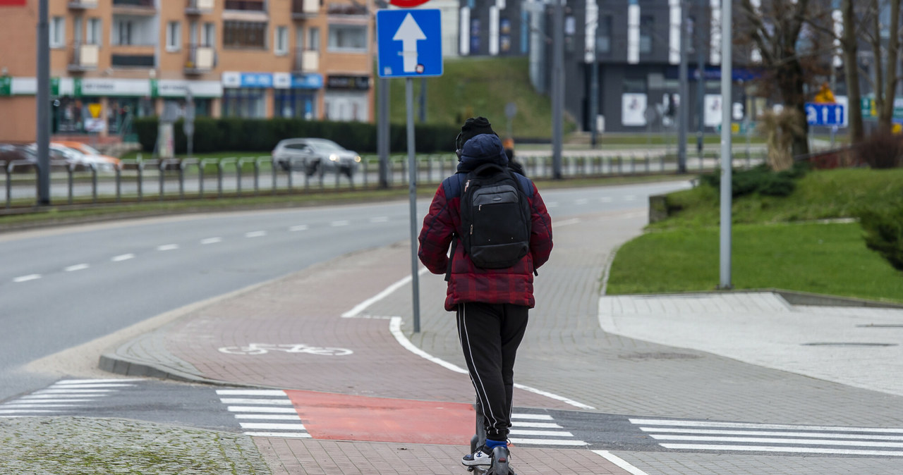 Hulajnoga elektryczna możemy przejechać przez ulicę na przykład ścieżką rowerową /Stanisław Bielski/Reporter /East News