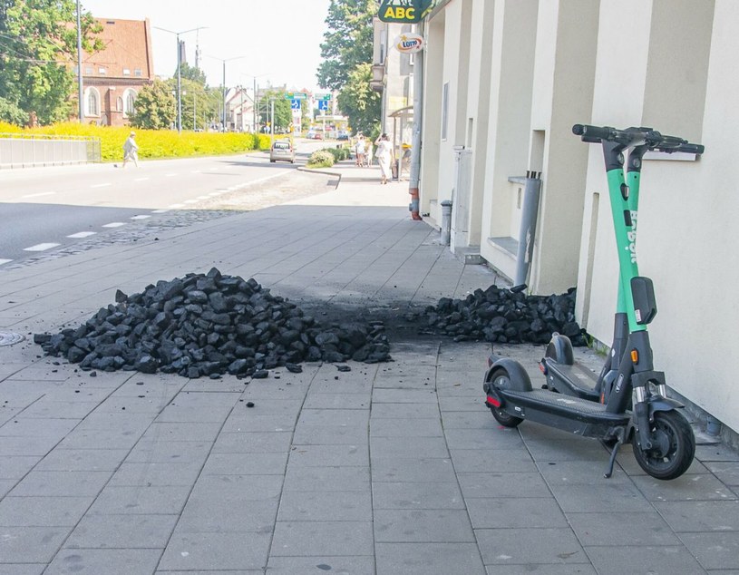 Hulajnogą elektryczna nie może jeździć szybciej niż 20 km/h. No chyba, że kupiłeś ją przed 1 stycznia 2022 roku... /Stanisław Bielski/Reporter /Agencja SE/East News