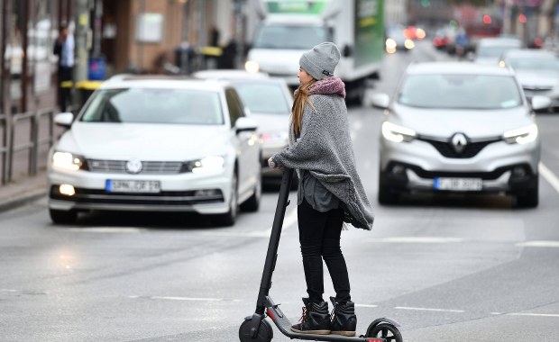 Hulajnogą elektryczną po chodniku czy ścieżce rowerowej? Przepisów brak