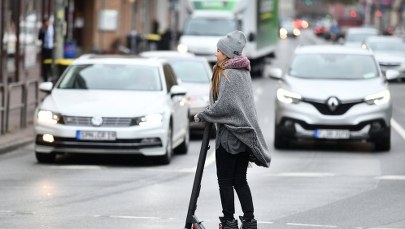 Hulajnogą elektryczną po chodniku czy ścieżce rowerowej? Przepisów brak