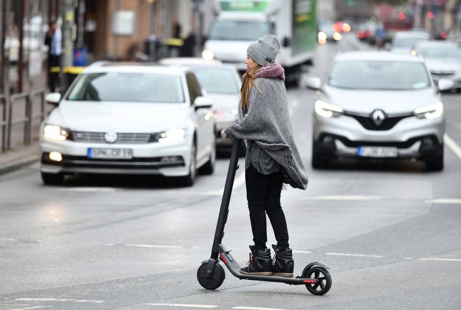 Hulajnogą elektryczną po chodniku czy ścieżce rowerowej? Przepisów brak