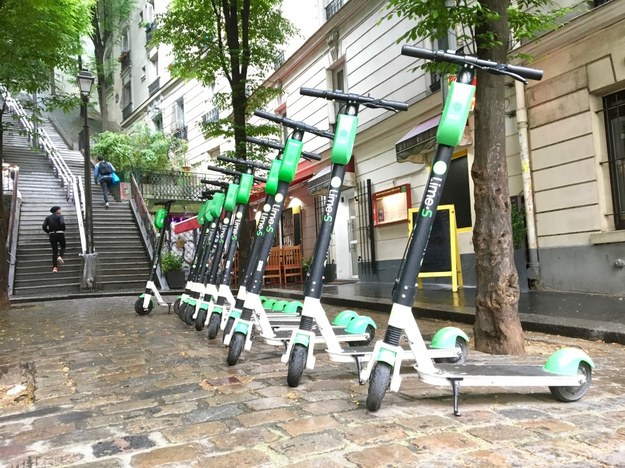 Hulajnogi elektryczne zaparkowane na Montmartre w Paryżu /Shutterstock