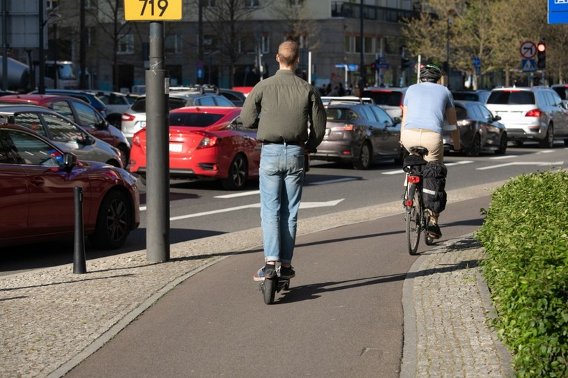 Hulajnogi mogą już legalnie jeździć po drogach dla rowerów /Arkadiusz Ziółek /East News