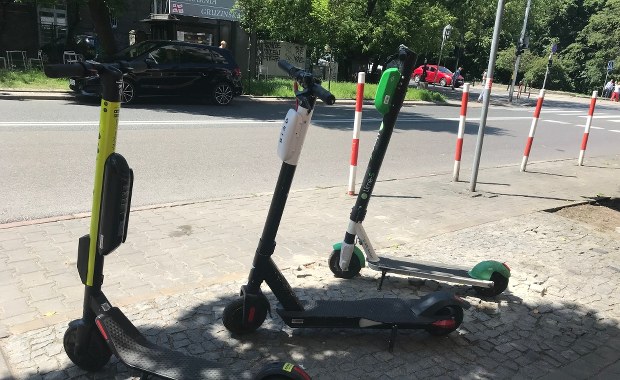 Hulajnogi na chodnikach? Tylko wtedy, gdy nie będzie ścieżki dla rowerów 