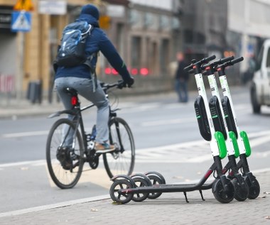 Hulajnogi na minuty. Ludzie zostawiają je byle gdzie. To groźne! 