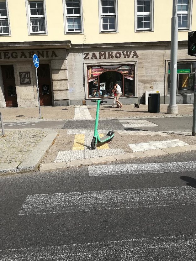 Hulajnogi stały porzucone na środku ścieżki rowerowej, na środku chodnika albo na pasach. /Straż Miejska Szczecin /