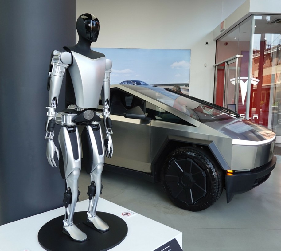 Humanoidalny robot Tesli Optimus, przykład, jak opisuje Tesla, przełomu w dziedzinie robotyki i sztucznej inteligencji; pokaz w Nowym Jorku; maj 2025 /Rick Davis / SplashNews.com/Splash/East News /East News