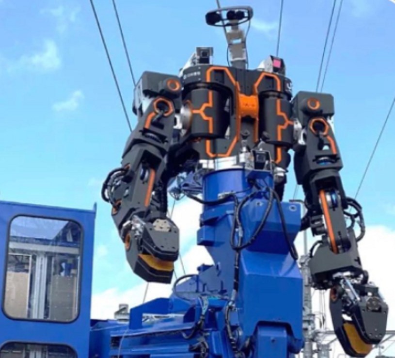 Humanoidalny tułów, ogromne szczypce na końcu metalowych ramion - japoński robot mógłby występować w filmie o Transformersach / foto: JR WEST /domena publiczna