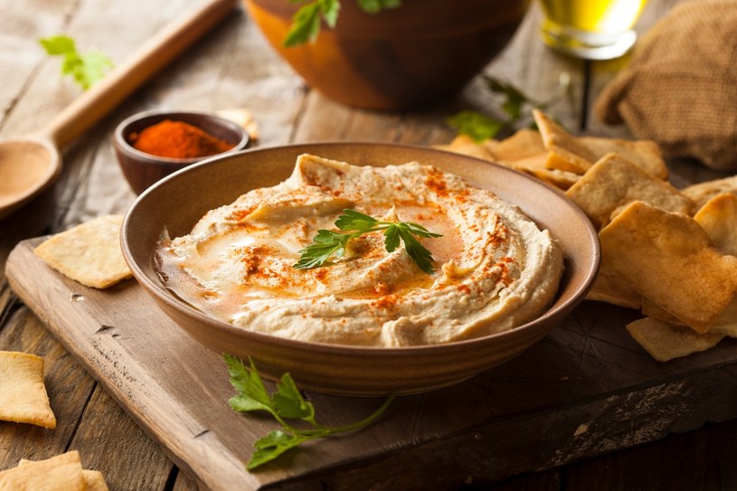 Hummus - jeden z tradycyjnych dipów podawanych jako meze /123RF/PICSEL