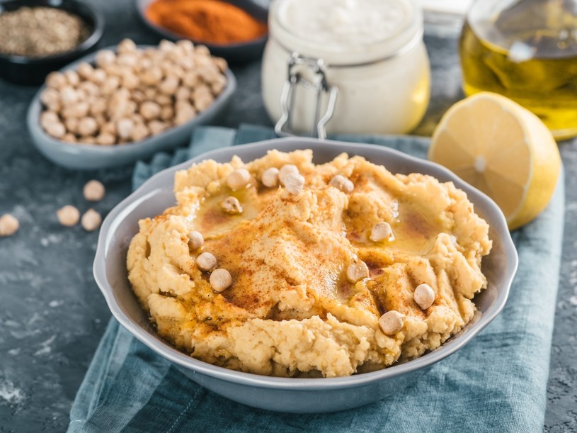Hummus jest źródłem zdrowych tłuszczów. To doskonałe źródło witaminy K /123RF/PICSEL