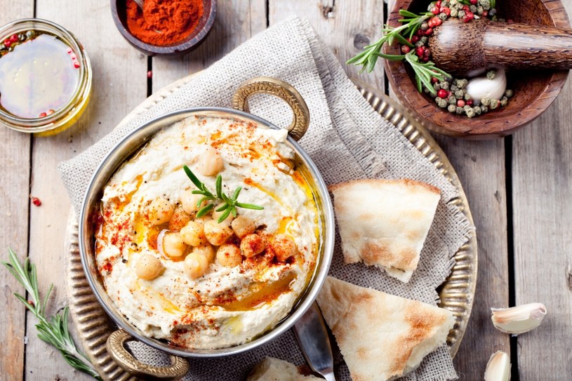 Hummus możesz kupić w sklepach, ale o wiele taniej zrobisz go w domu /123RF/PICSEL