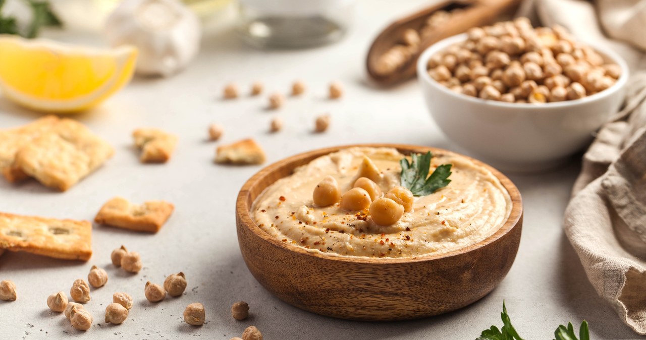 Hummus sprawdzi się jako przekąska podczas picia alkoholu /123RF/PICSEL