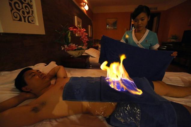 Huo liao, czyli leczenie ogniem. Medycyna w wydaniu "extreme" /materiały prasowe