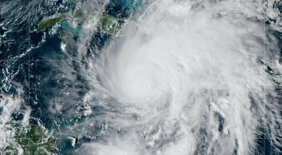 Huragan 5. kategorii w skali Saffira-Simpsona Melissa przemieszczający się nad zachodnią Kubą /Rex Features /East News