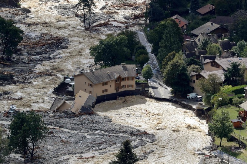 Huragan Alex sieje spustoszenie we Francji /AFP