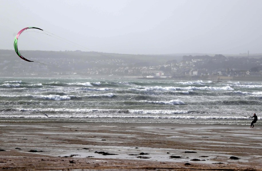 Huragan Brian atakuje Wyspy Brytyjskie i Irlandię /NEIL HALL /PAP/EPA