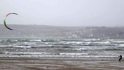 Huragan Brian atakuje Wyspy Brytyjskie. Wiatr ma ogromną siłę