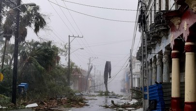 Huragan Ian zwalnia. Zostawił 2 mln odbiorców bez prądu 