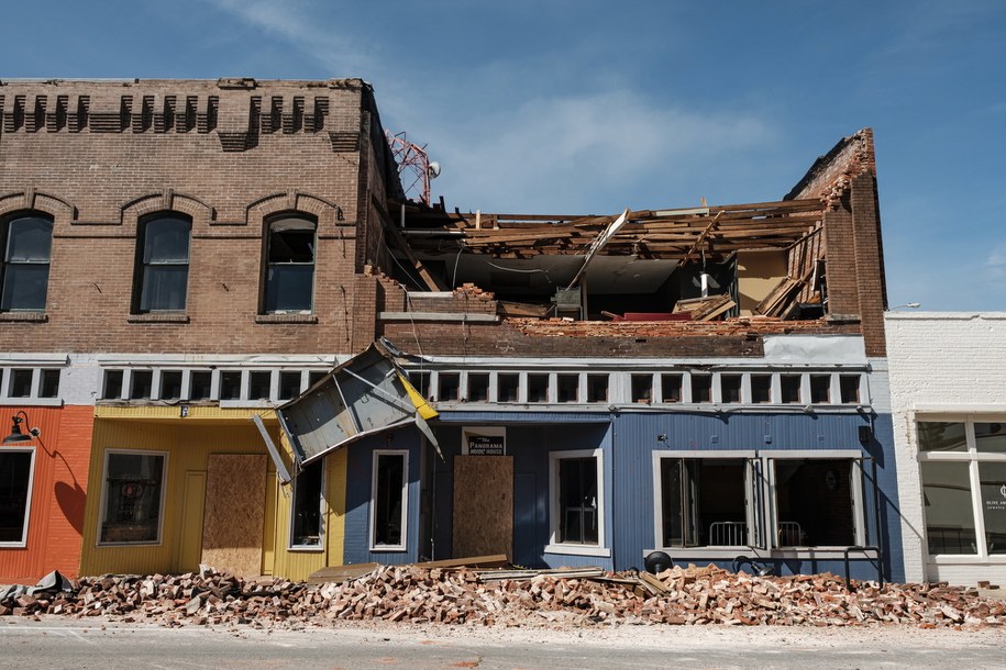 Huragan Laura, który przeszedł w nocy z środy na czwartek nad Luizjaną i Teksasem na południu USA, kosztował życie co najmniej 14 osób /DAN ANDERSON  /PAP/EPA