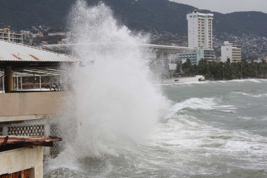 Huragan ma dotrzeć do wybrzeży po południu /Francisca Meza    /PAP/EPA