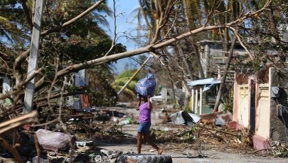 Huragan Matthew zabił już blisko 900 osób. Na szczęście powoli słabnie [FILM]