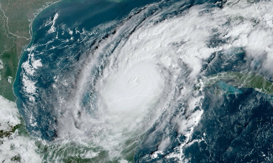 Huragan Milton okiem satelity /AFP PHOTO / NOAA / RAMMB /East News