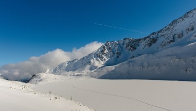 Huraganowy wiatr zerwał fragment dachu schroniska w Dolinie Pięciu Stawów