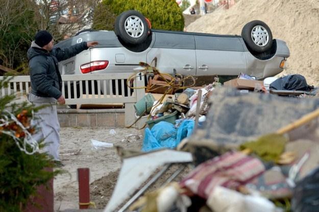 Huranan zniszczył przynajmniej 250 tys. samochodów /PAP/EPA