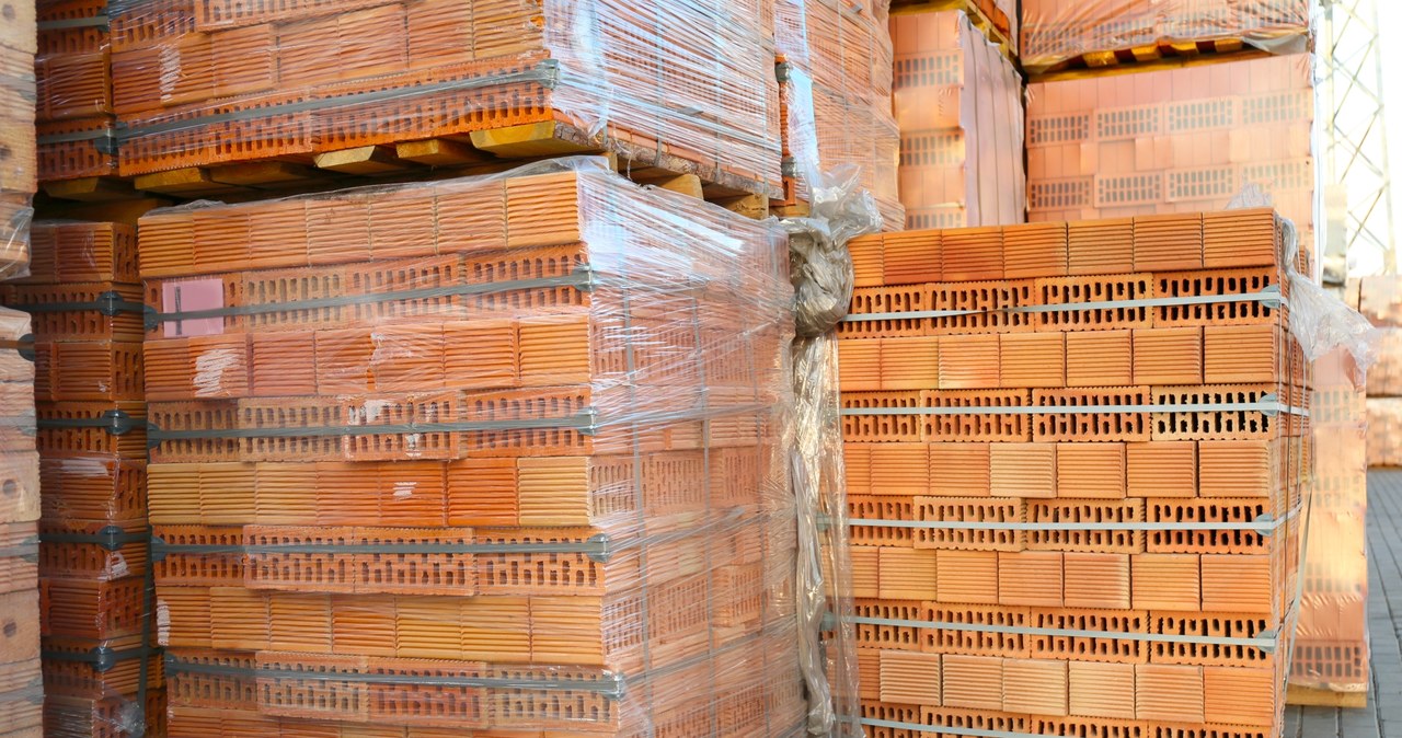 Hurtownie materiałów budowlanych mają pełne magazyny towaru kupionego po wysokich cenach /123RF/PICSEL