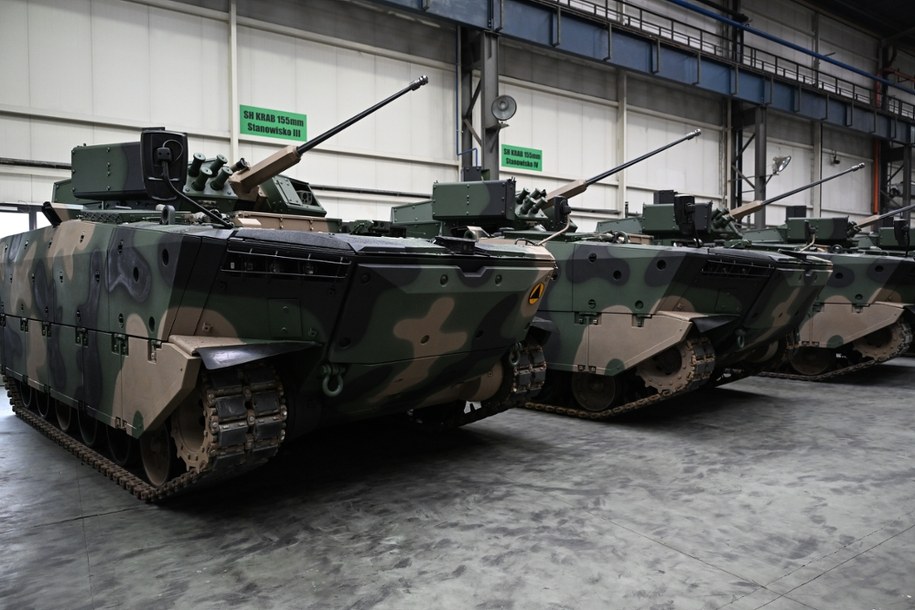 Huta Stalowa Wola. Uroczystość przekazania Siłom Zbrojnym RP pierwszych 15 seryjnych Bojowych Pływających Wozów Piechoty BORSUK, grudzień 2025 r. /Darek Delmanowicz /PAP