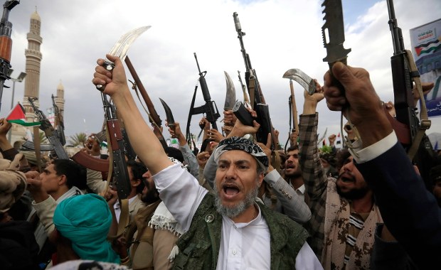 Huti zaatakowali statek handlowy. Mieli też zastrzelić drona USA