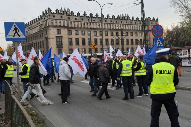 Hutnicy pikietują przed hutą ArcelorMittal w Krakowie /	Jacek Bednarczyk   /PAP