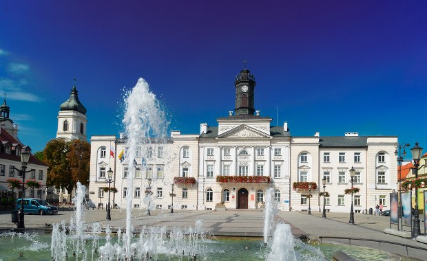 Huzarzy konno i damy w powozach przejechali ulicami Płocka