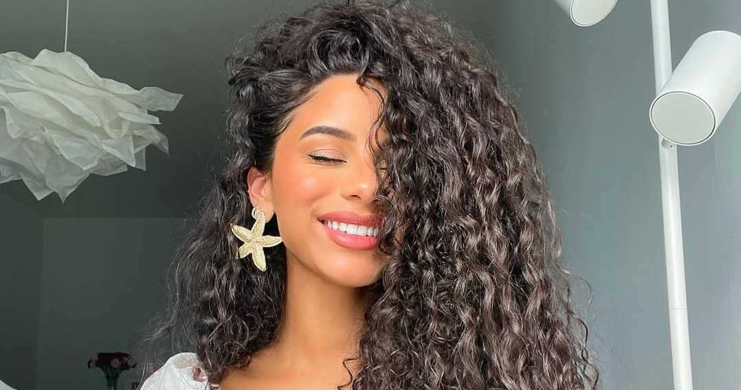 Хвилясте й кучеряве волосся впевнено тримається в трендах 2026 року /Domena publiczna