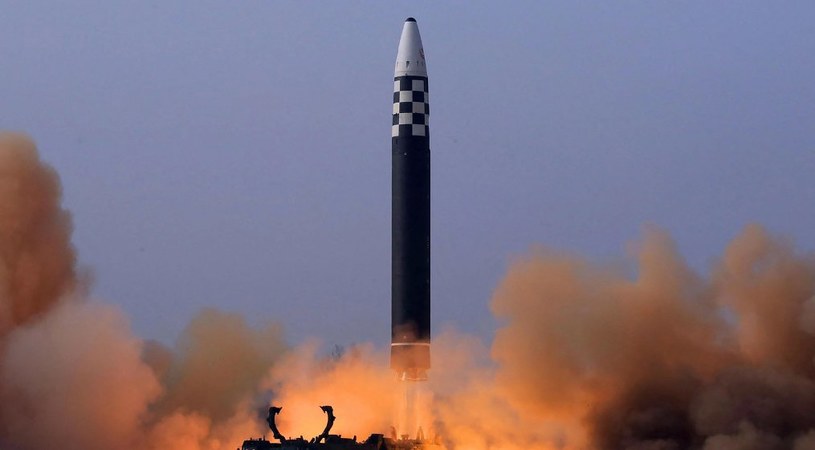 Hwasong-17 podczas testów. Według przecieków jako pierwszy IBCM Korei Północnej jest w stanie przenosić kilka głowic nuklearnych, dzięki zastosowaniu MRV /Aljazeera