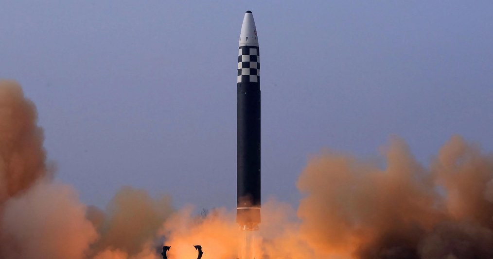 Hwasong-17 podczas testów. Według przecieków jako pierwszy IBCM Korei Północnej jest w stanie przenosić kilka głowic nuklearnych, dzięki zastosowaniu MRV /Aljazeera