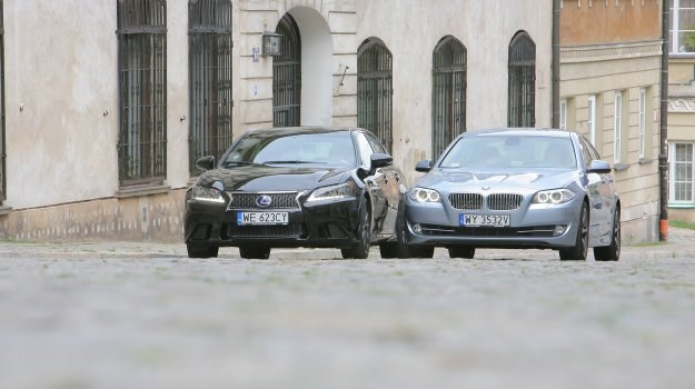 Hybryda BMW zaskakuje słabą skutecznością hamulców, a Lexus skomplikowaną obsługą systemu multimedialnego. /Motor