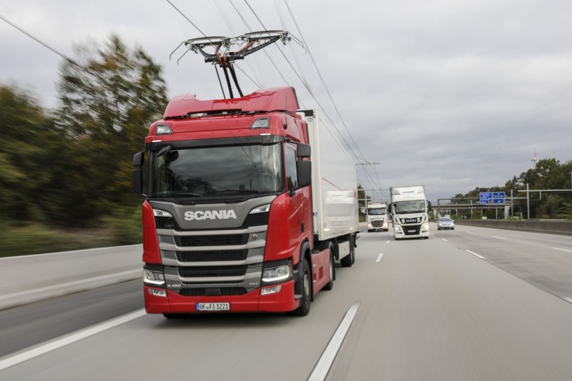 Hybrydowa ciężarówka z pantografem na niemieckiej autostradzie /Getty Images