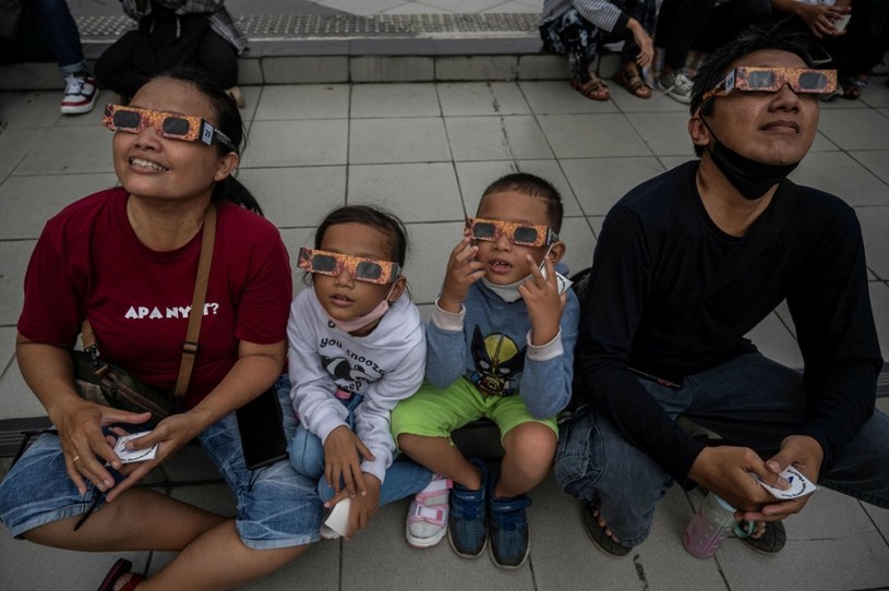 Hybrydowe zaćmienie Słońca przyciągało całe rodziny. /JUNI KRISWANTO/AFP/East News /East News