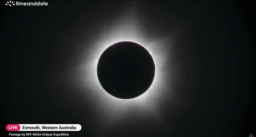 Hybrydowe zaćmienie Słońca występuję bardzo rzadko. Jest niezwykłe, bo zależnie od lokalizacji, może być pierścieniowe albo całkowite. /AFP / East News /East News