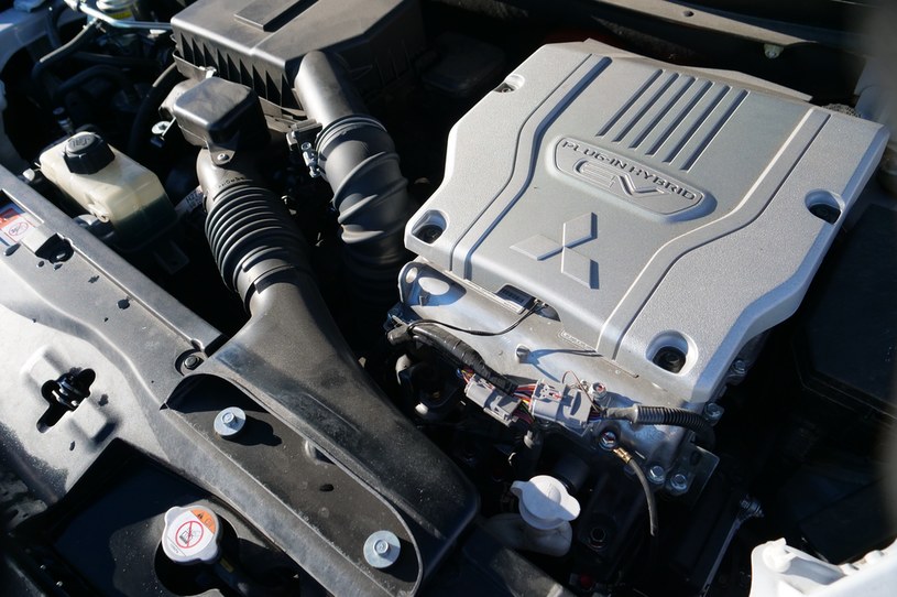 Hybrydowy zespół napędowy Mitsubishi Eclipse Cros PHEV wykorzystuje benzynowy silnik o pojemności 2,4 litra, dwa silniki elektryczne oraz baterię trakcyjną o pojemności 13,8 kWh /Karol Biela /INTERIA.PL